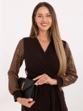 Elegantné mini šaty s previnovacím výstrihom Wenol