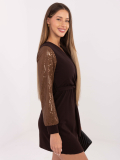 Elegantné mini šaty s previnovacím výstrihom Wenol